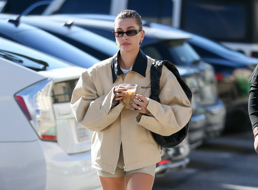 Hailey Bieber i Bella Hadid w stylu Alo Yoga: jak marka podbiła serca gwiazd (i rzuca wyzwanie Nike oraz Adidas) 1gentlewoman - Hailey Bieber
